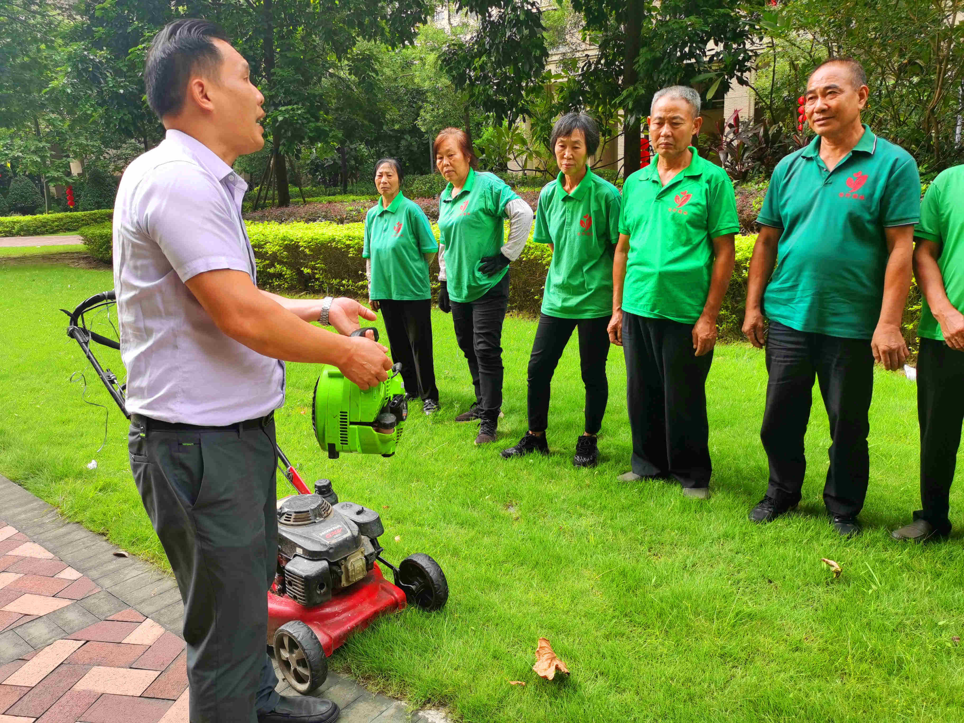 小區(qū)綠化養(yǎng)護(hù)機(jī)械操作要求