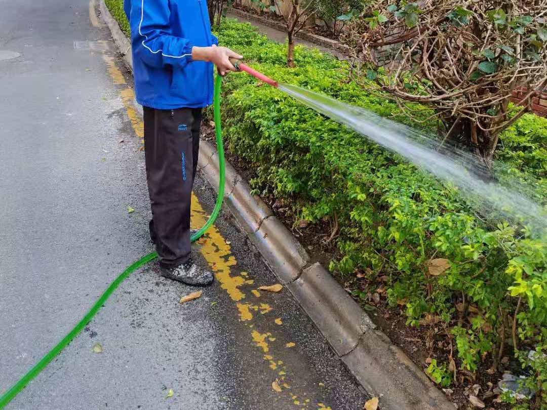 小區(qū)綠化養(yǎng)護澆返青水