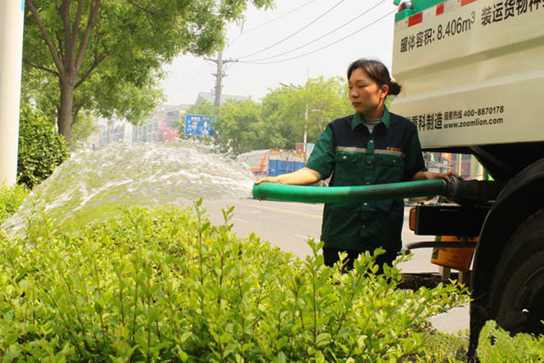 綠化公司工人對植物進行澆灌