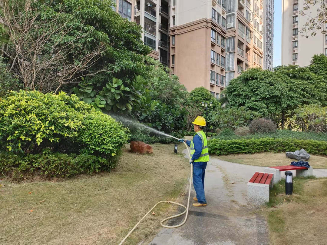 園林綠化養(yǎng)護澆返青水