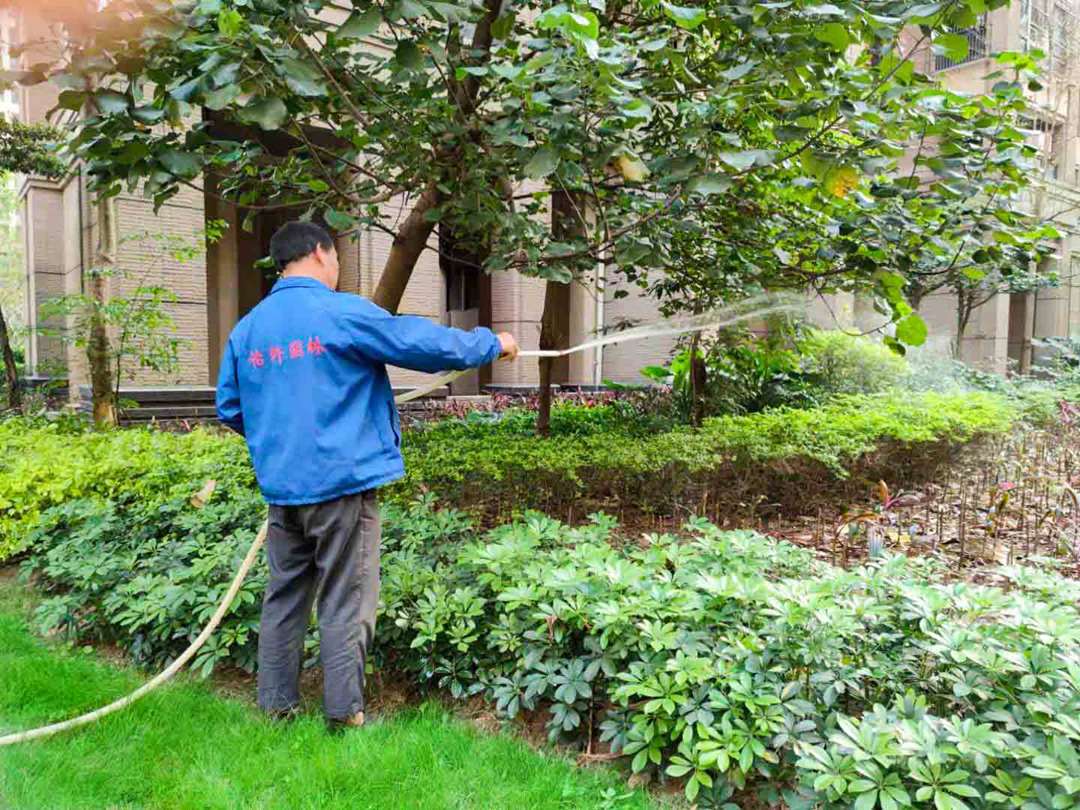 怡軒園林綠化公司工人正在澆水