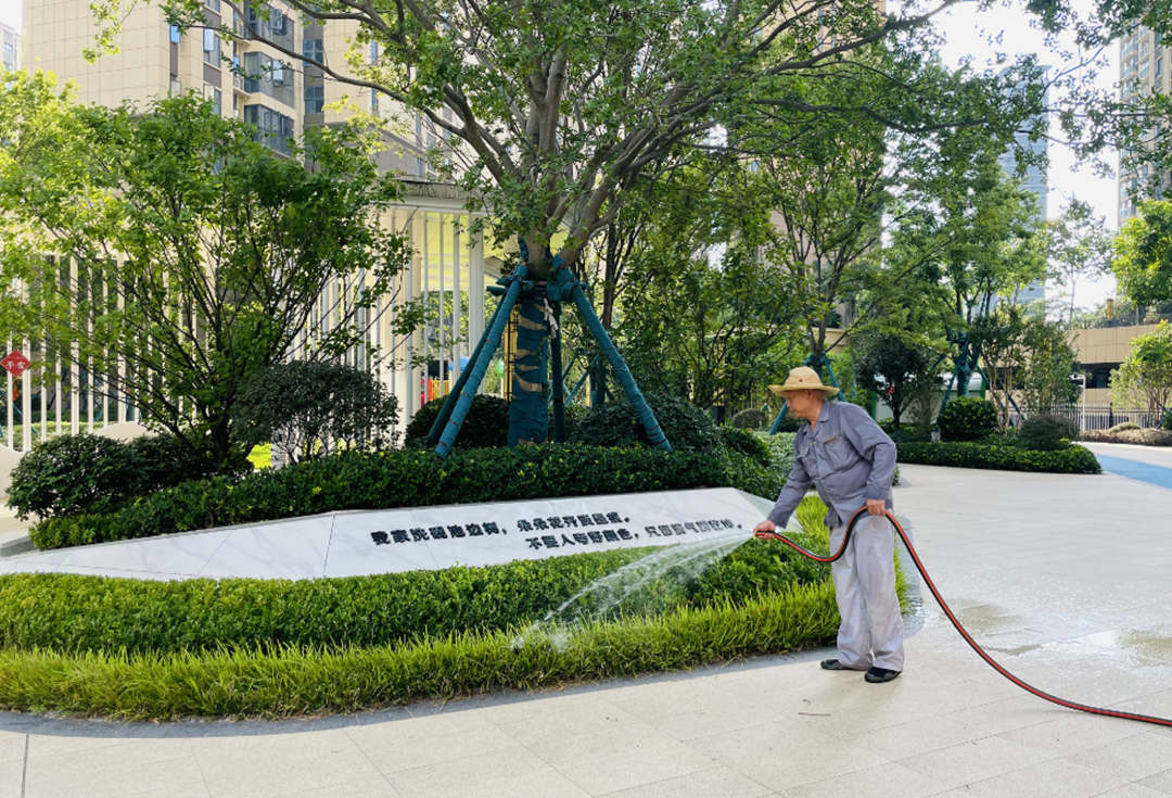 小區(qū)綠化養(yǎng)護澆水