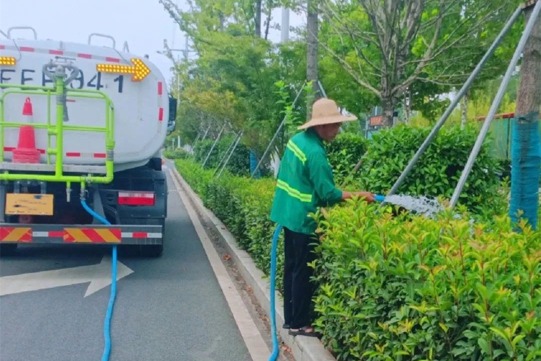 秋季園林綠化養(yǎng)護澆水